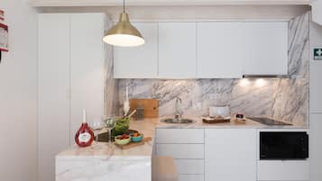 Fridge, microwave, oven, coffee/tea maker