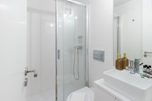 Dusche, Haartrockner, Handtücher