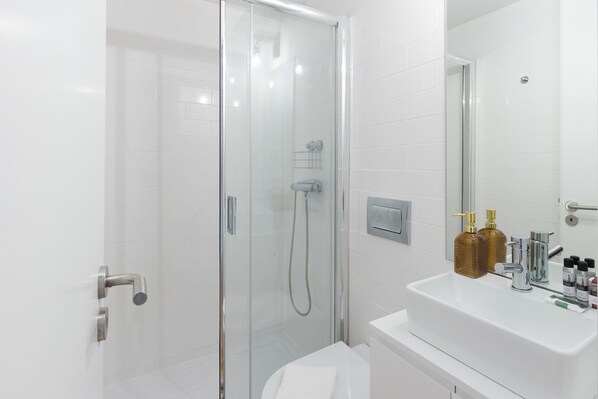 Dusche, Haartrockner, Handtücher