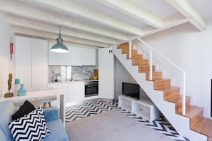 TV - Loureriro Villas - K (Oporto)