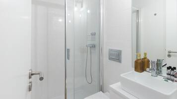 Chuveiro, secador de cabelo, toalhas de banho