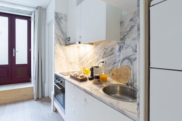 Fridge, microwave, oven, coffee/tea maker
