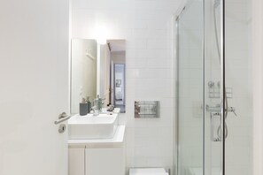 Dusche, Haartrockner, Handtücher