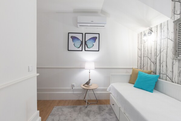 1 habitación, tabla de planchar con plancha, wifi gratis y ropa de cama