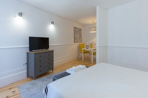 Tabla de planchar con plancha, wifi gratis y ropa de cama 