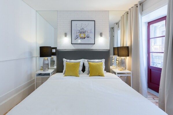 Tabla de planchar con plancha, wifi gratis y ropa de cama 