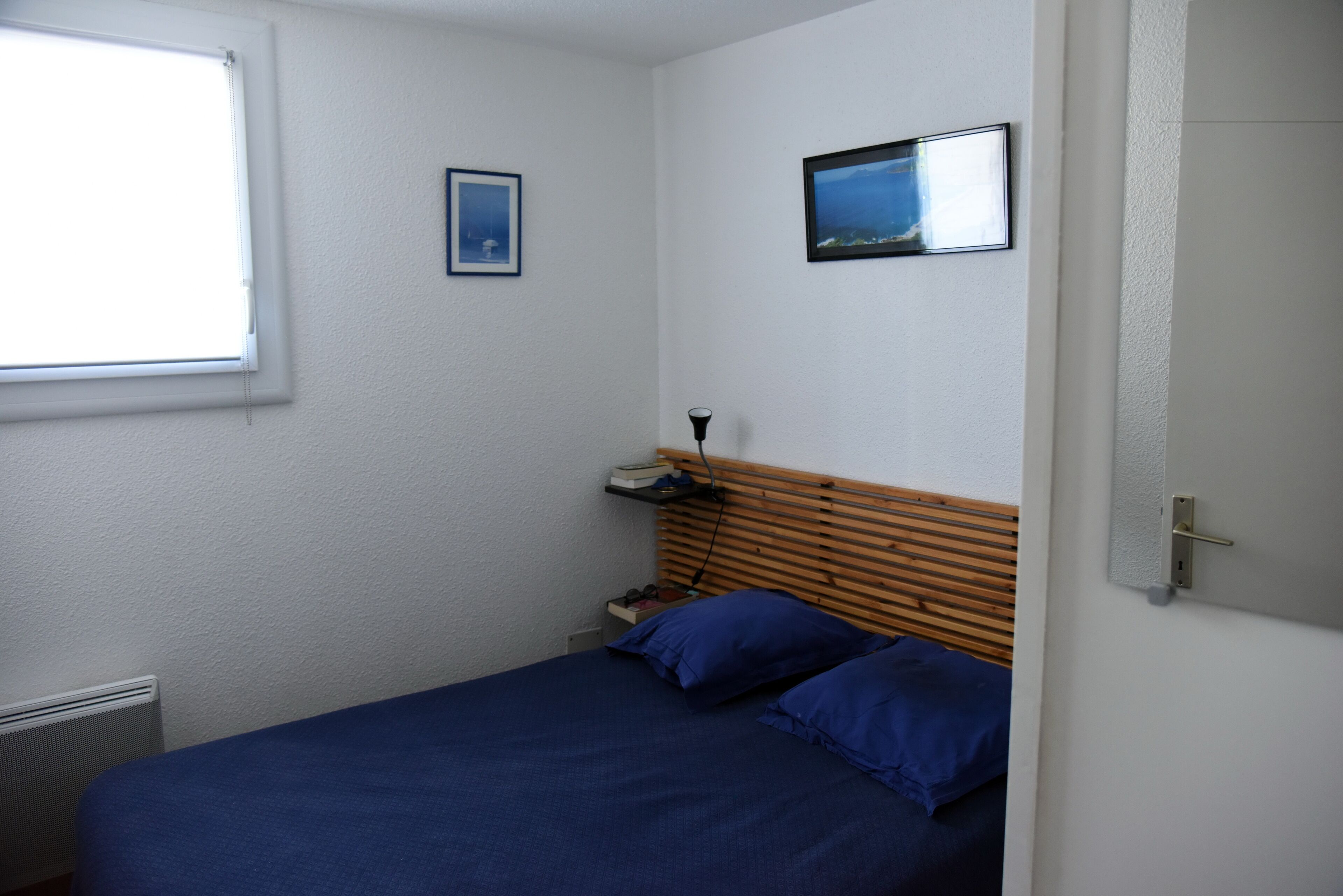 1 chambre, fer et planche à repasser