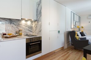 Fridge, microwave, oven, coffee/tea maker - Loureiro Villas - C (Oporto)
