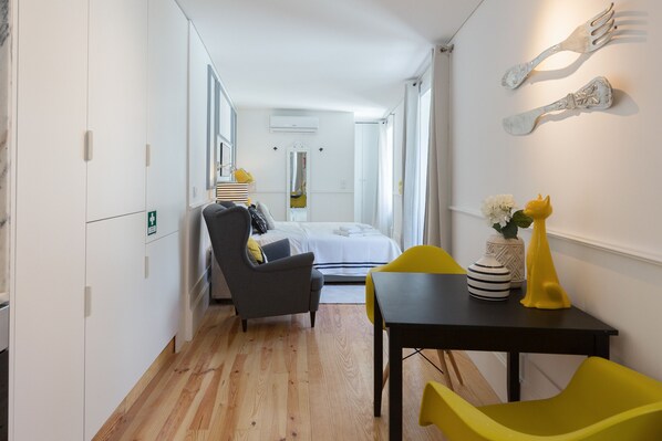 Iron/ironing board, free WiFi, bed sheets