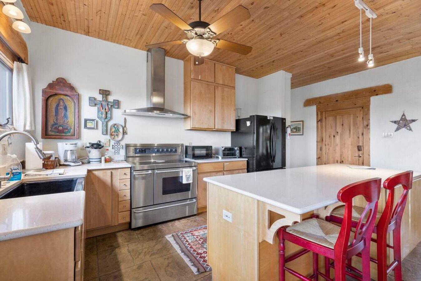 Jääkaappi, mikroaaltouuni, uuni, liesi