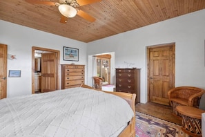 2 bedrooms, desk, iron/ironing board, travel cot - Casa de Luna - Desert Sanctuary (Alpine)