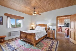 2 Schlafzimmer, Schreibtisch, Bügeleisen/Bügelbrett, Reisekinderbett