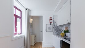 Kaffetrakter/tekoker, kjøleskap, mikrobølgeovn og ovn