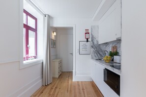 Køleskab, mikrobølgeovn, ovn, kaffe-/temaskine
