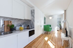 Fridge, microwave, oven, coffee/tea maker