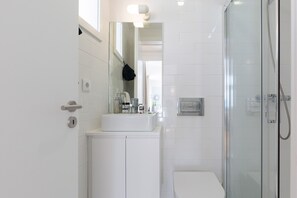 Shower, hair dryer, towels - Loureiro Villas - E (Oporto)