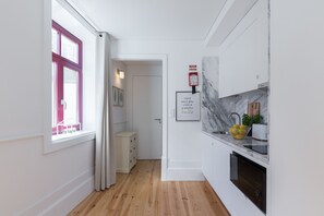Fridge, microwave, oven, coffee/tea maker