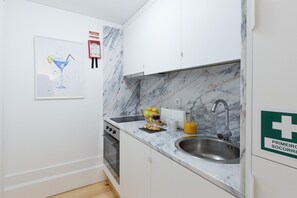 Fridge, microwave, oven, coffee/tea maker