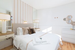 Tabla de planchar con plancha, wifi gratis y ropa de cama