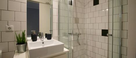 Shower, hair dryer, towels