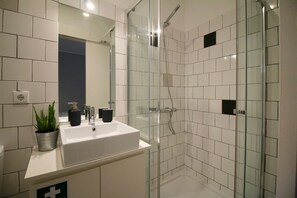 Douche, sèche-cheveux, serviettes fournies