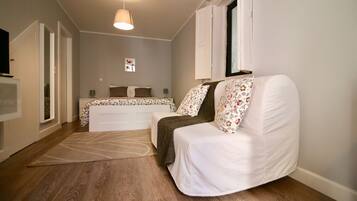 Iron/ironing board, free WiFi, bed sheets