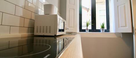 Réfrigérateur, micro-ondes, cafetière/bouilloire, bouilloire électrique