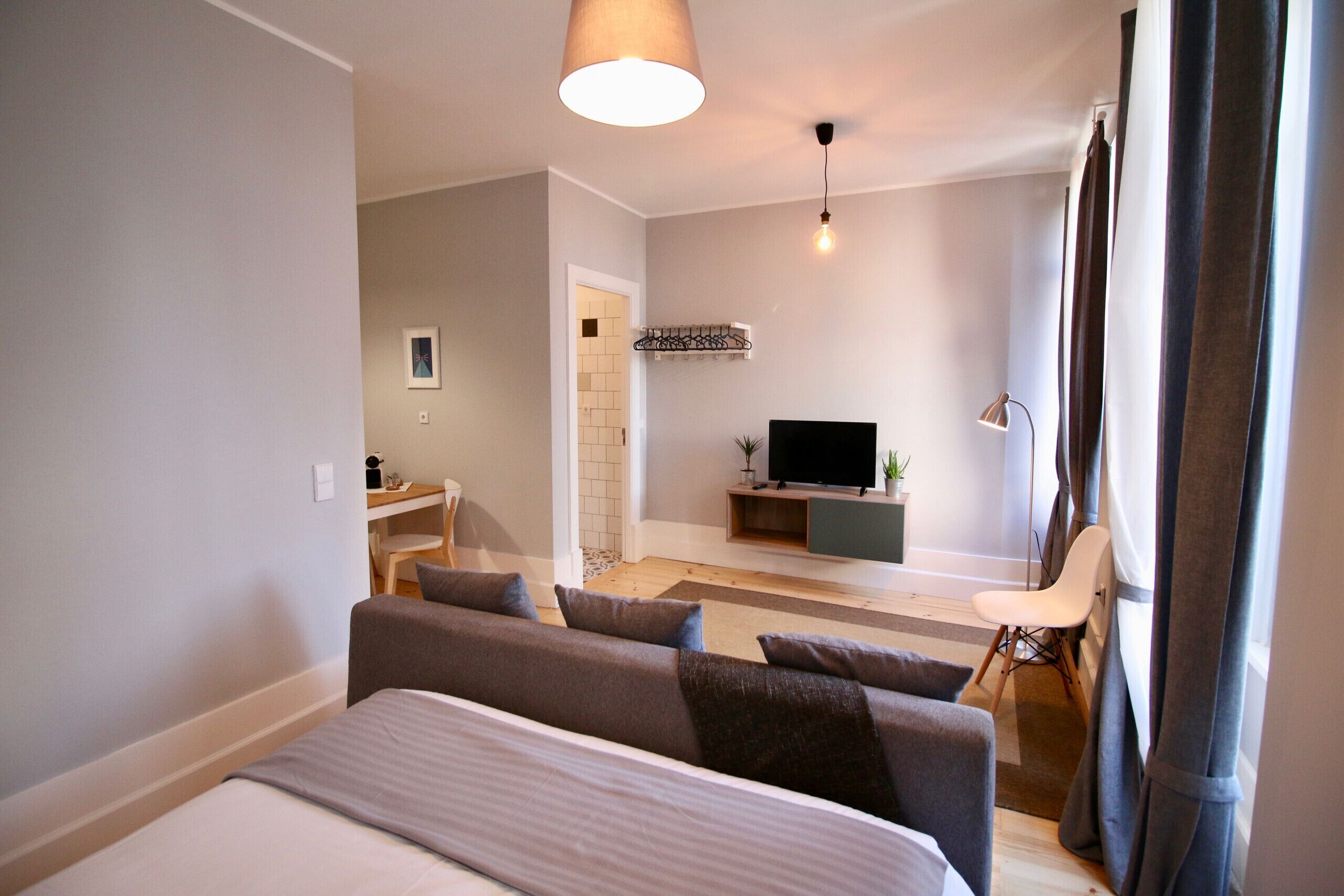 Tabla de planchar con plancha, wifi gratis y ropa de cama 