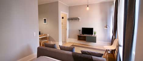 Tabla de planchar con plancha, wifi gratis y ropa de cama