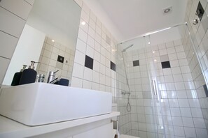 Douche, séchoir à cheveux, serviettes fournies