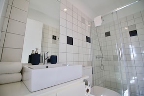 Shower, hair dryer, towels