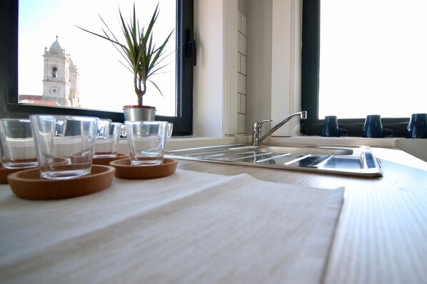 Réfrigérateur, micro-ondes, cafetière/bouilloire, bouilloire électrique