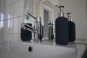 Douche, sèche-cheveux, serviettes fournies