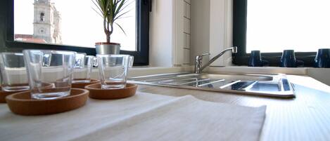 Refrigerador, microondas, cafetera/tetera, tetera/pava eléctrica