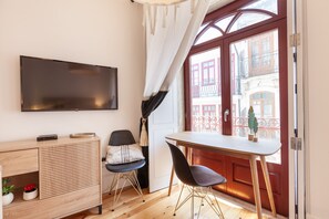 Interior - D&S - Falling Leaves (Oporto)