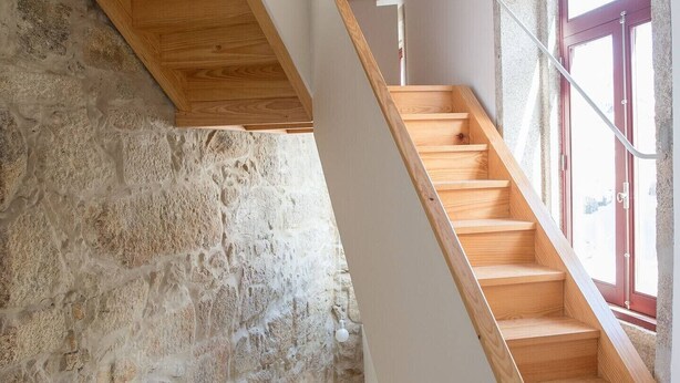 A wooden staircase with a stone wall and a red door. - TRY OPORTO - Ponte do Infante (Oporto)
