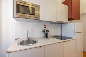 Refrigerador, microondas, tetera eléctrica y tostadora 