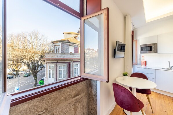 Unclassified image, 1 of 18, button