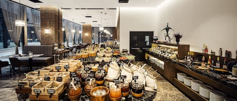 Desayuno buffet diario (EUR 10 por persona)