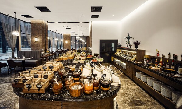 Se ofrece un desayuno bufé todos los días (10 EUR por persona)