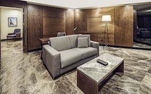 Corner Suite King Highway View | Premium bedding, minibar, in-room safe, laptop workspace