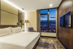 Deluxe Suite King Mountain View | Ropa de cama de alta calidad, minibar, caja fuerte