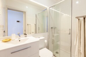 Dusche, Haartrockner, Handtücher
