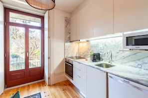 Réfrigérateur, micro-ondes, cafetière/bouilloire, bouilloire électrique