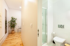 Shower, hair dryer, towels - S. Bento Apart IV (C) (Oporto)