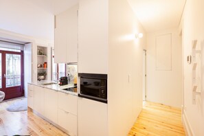 Fridge, microwave, coffee/tea maker, electric kettle - S. Bento Apart IV (C) (Oporto)