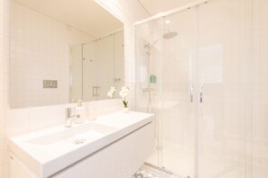Dusche, Haartrockner, Handtücher, Seife