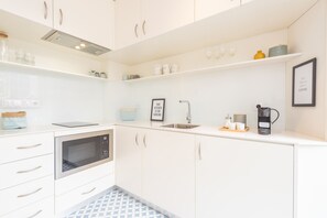Fridge, microwave, coffee/tea maker, electric kettle