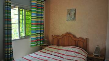 4 slaapkamers, een bureau, een strijkplank/strijkijzer, gratis wifi