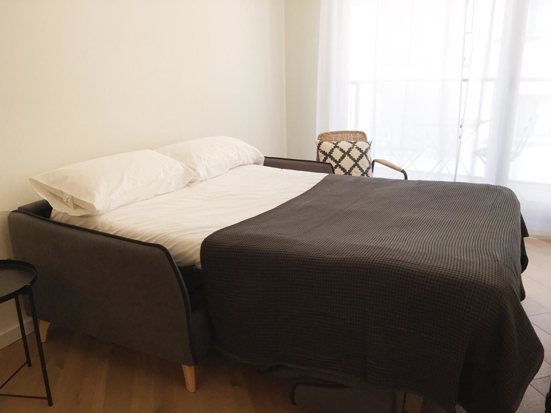 1 dormitorio, tabla de planchar con plancha, ropa de cama